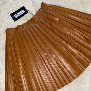 PLT Caramel pleated skirt